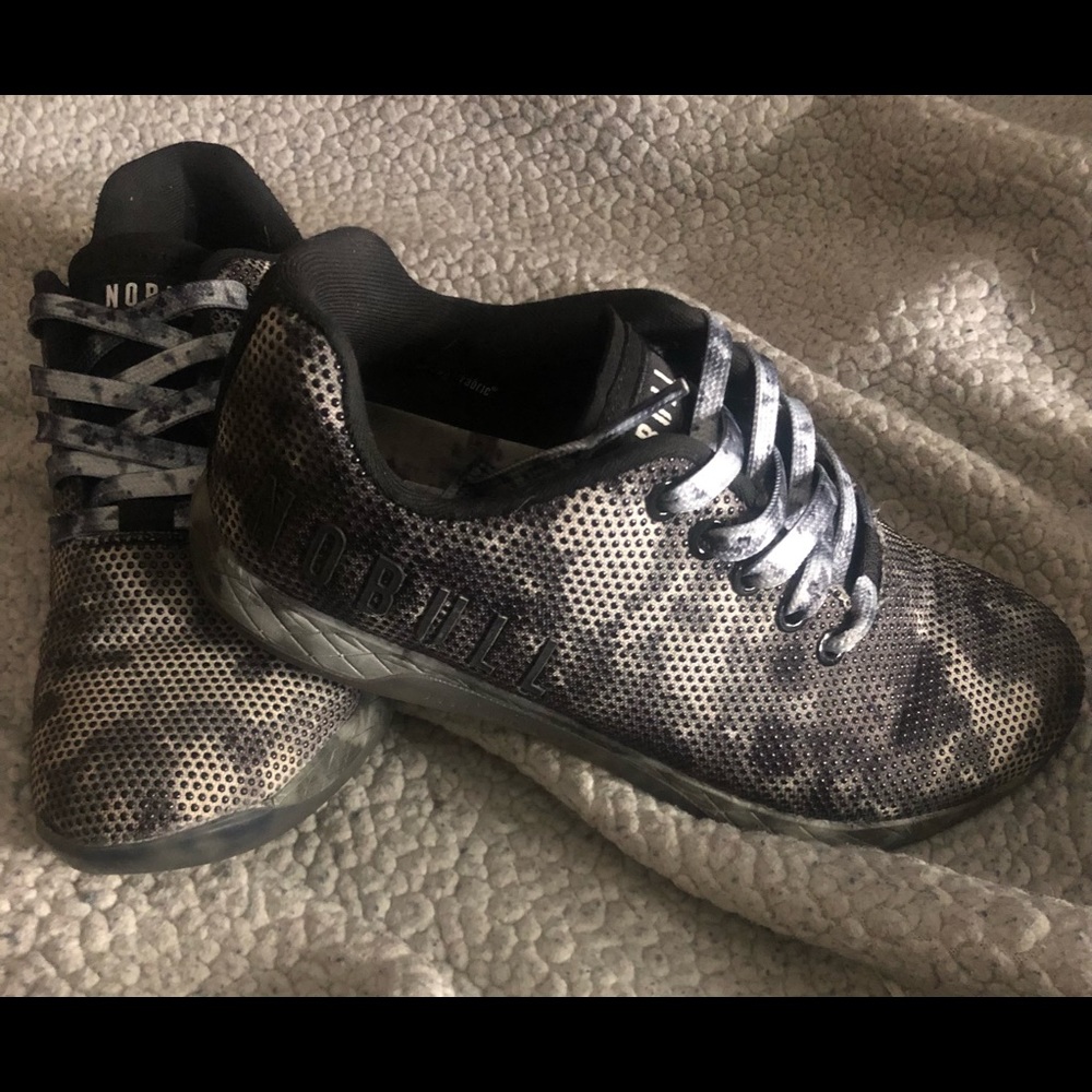 NO BULL WOMEN’S  TRAINER SIZE 8